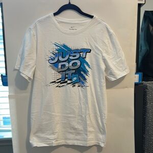 Nike Men's White and Blue Graphic T-Shirt